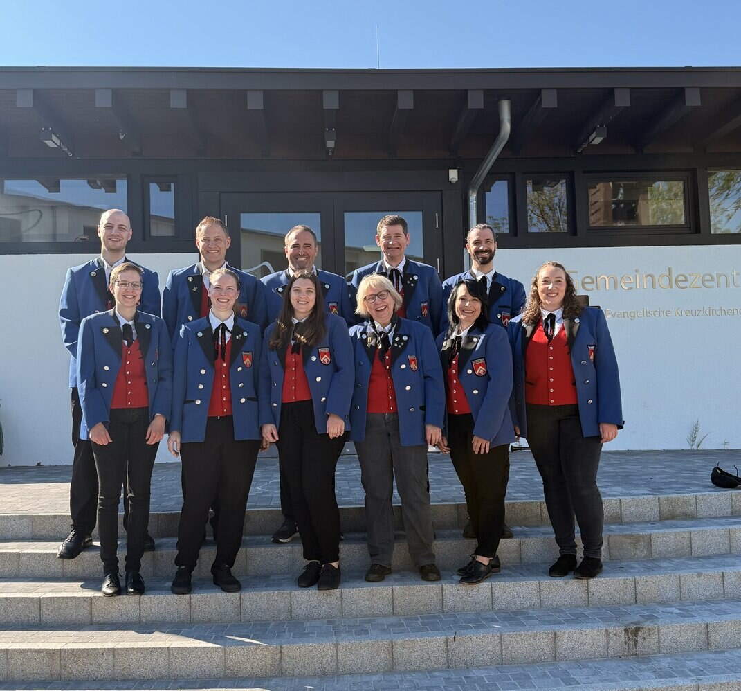 Die Vorstandschaft des Musikvereins Kollmarsreute. Hintere Reihe v.l.n.r.: Joshua Gertheiss, Florian Trautmann, Stefano Ditolve, Christian Spöhre, Christian Wolfsperger. Vordere Reihe v.l.n.r.: Alina Errerd, Katrin Stronczek, Jana Frey, Karin Rautenberg, Sandra Wolf, Chiara Grätz